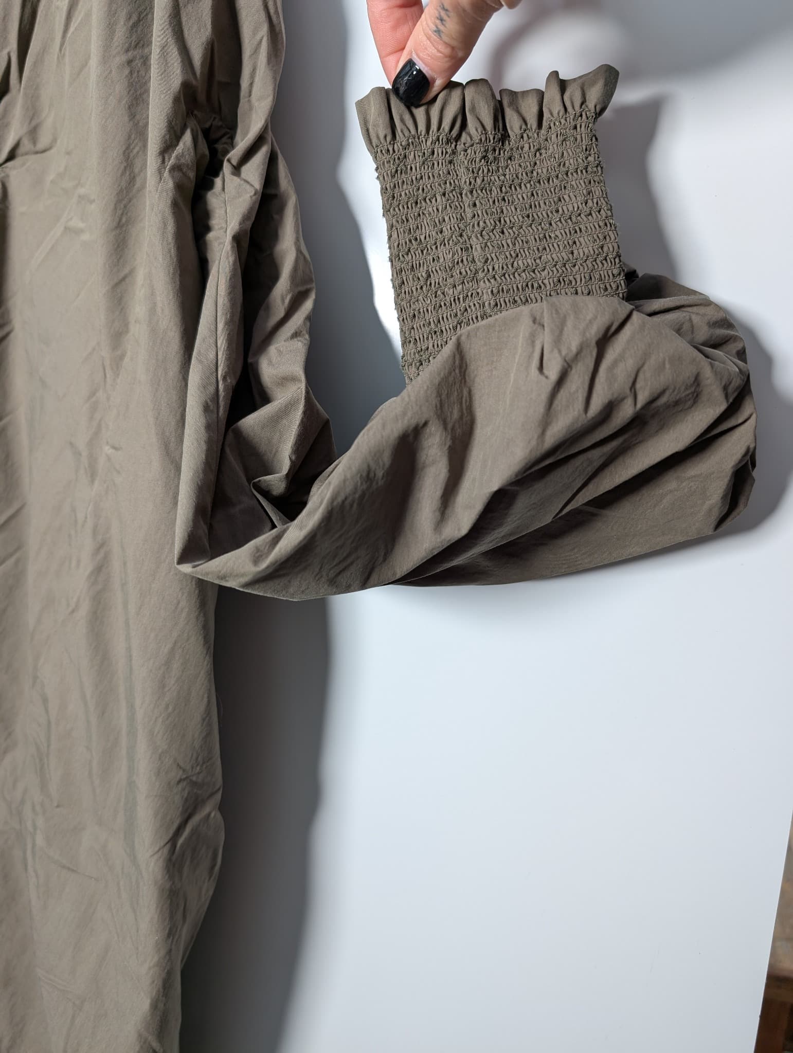 Lee Mathews Smocked V-Neck Tunic Blouse Olive Green Size 2 — photo 3 of 8