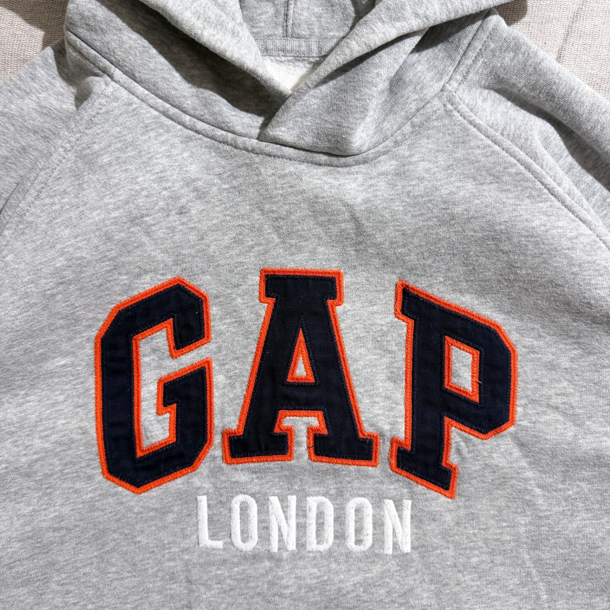 Gap London Arch Logo Hoodie Grey — photo 4 of 9