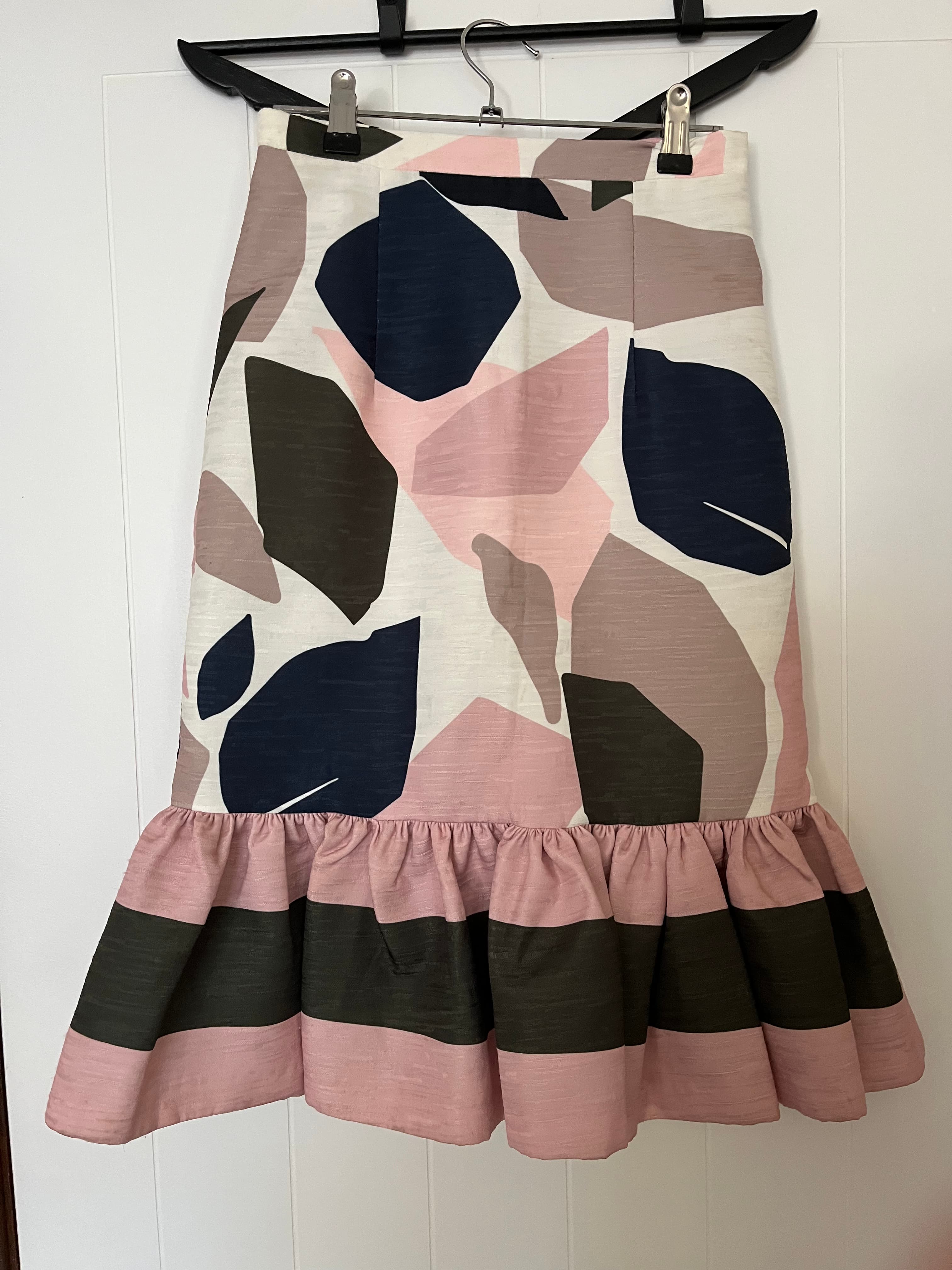 BY JOHNNY. Abstract Print Ruffle Hem Skirt Size 6