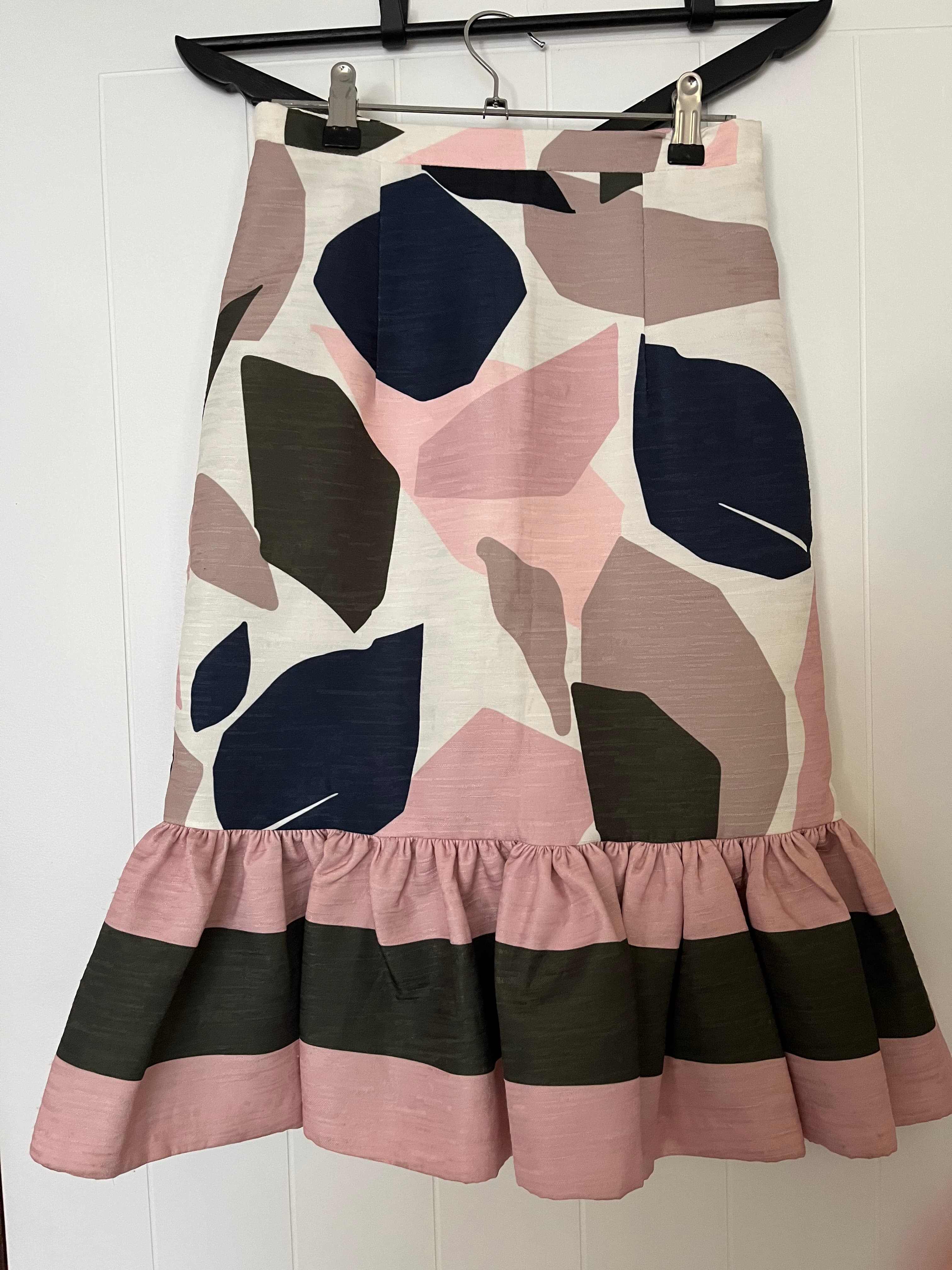 BY JOHNNY. Abstract Print Ruffle Hem Skirt Size 6 — photo 2 of 6