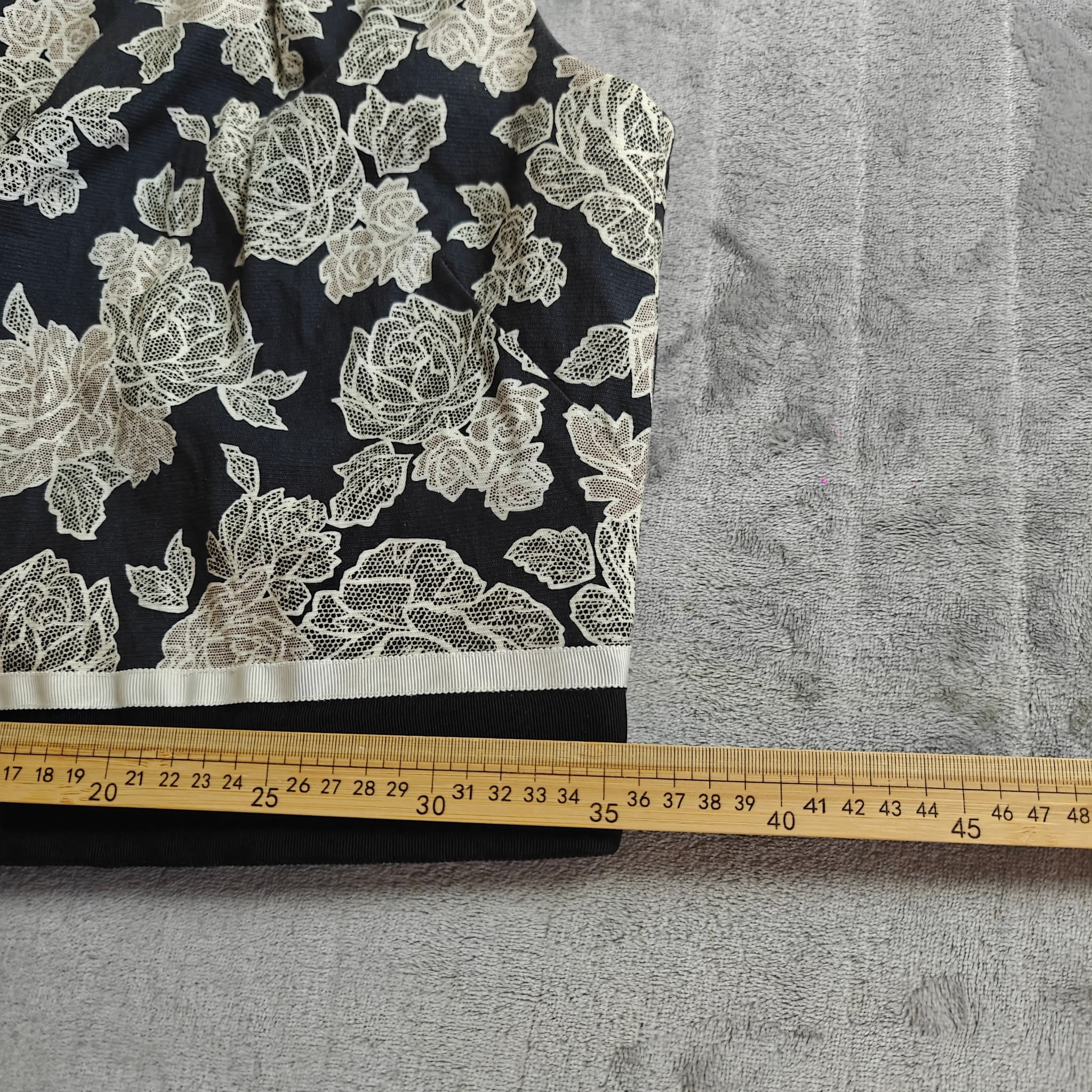 Cue Black and Cream Floral Jacquard Sleeveless Top Size 6 — photo 4 of 7