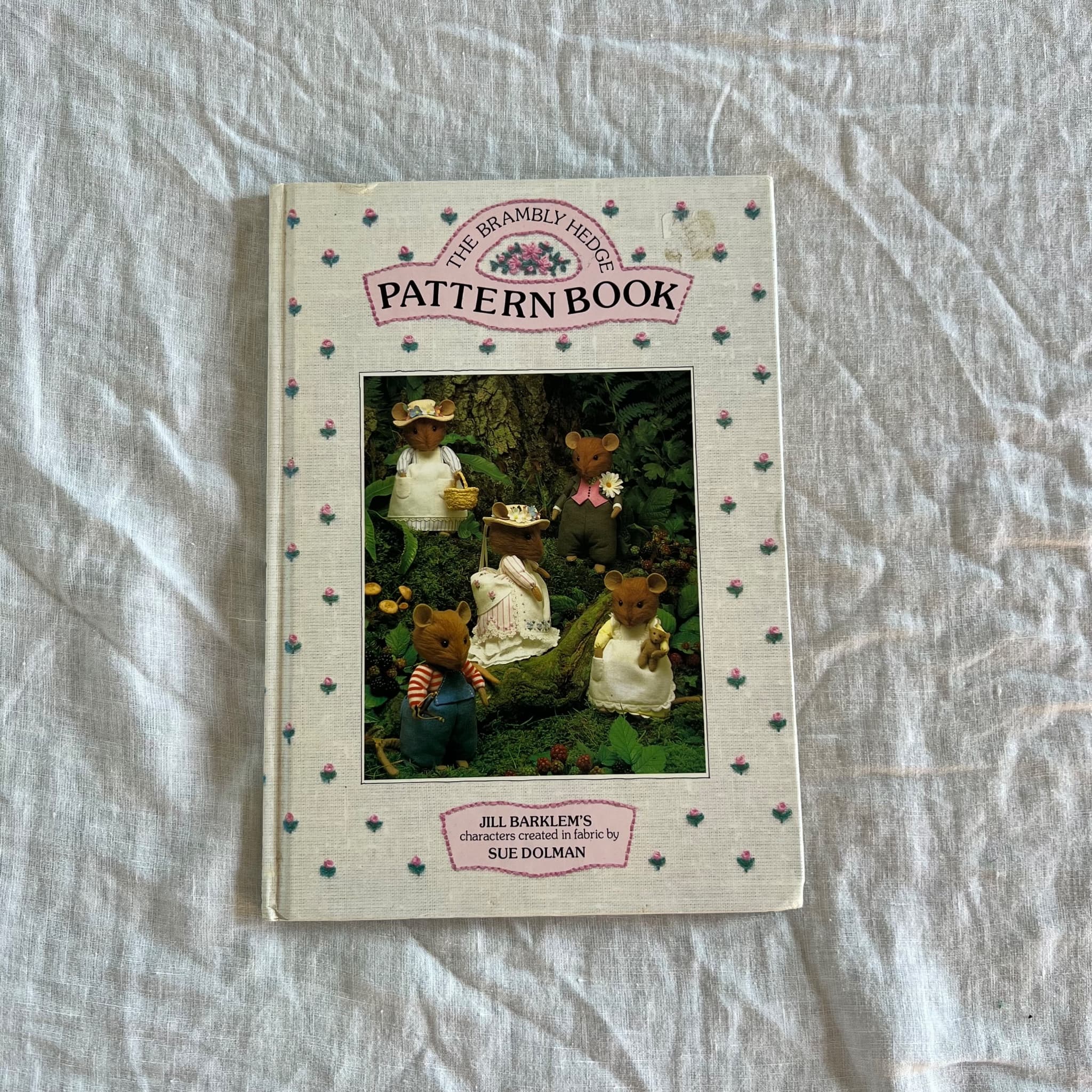 The Brambly Hedge Pattern Book by Sue Dolman - Vintage Crafting Guide