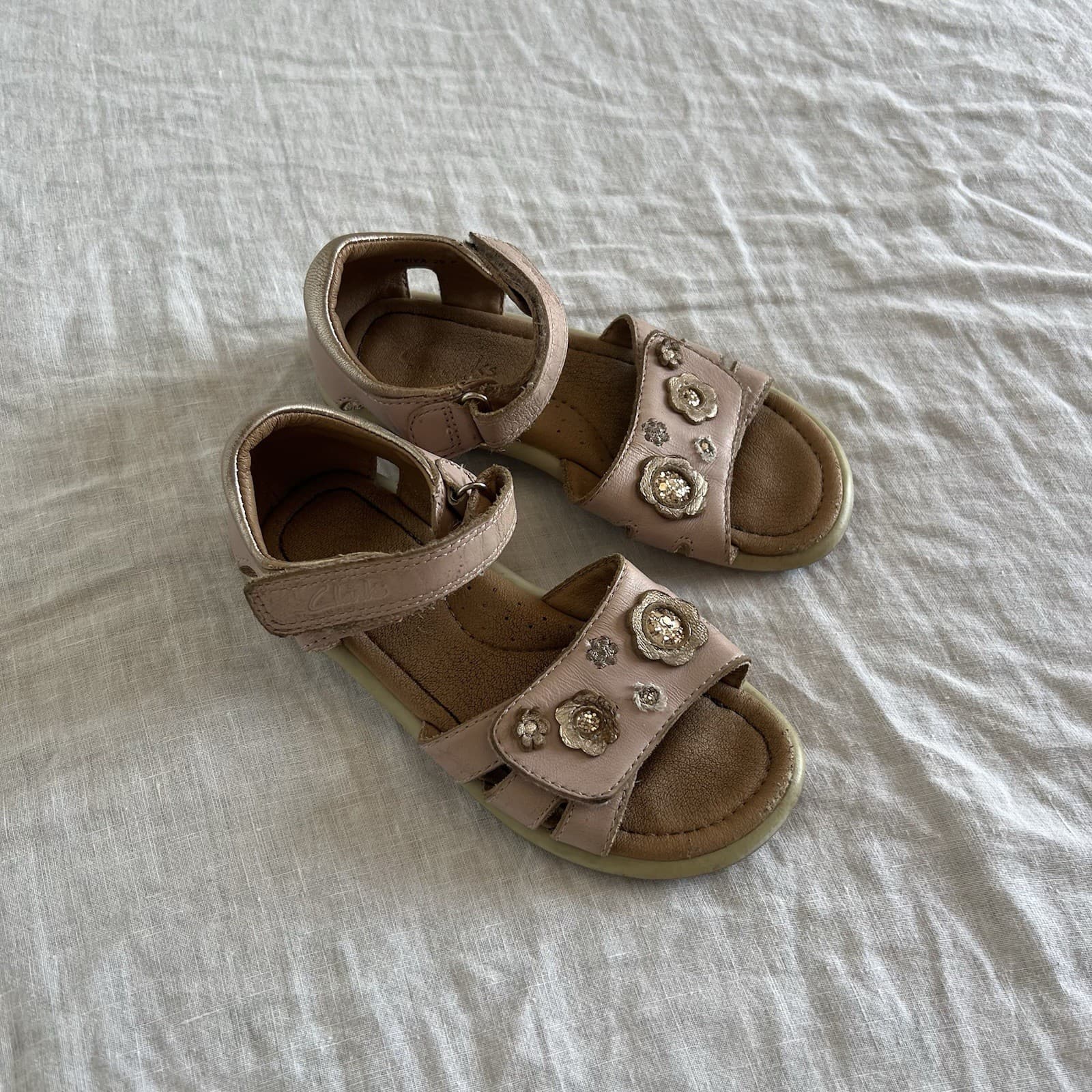 Clarks Priya Girls Pink Leather Sandals Size EU 29 AU 11 Floral Summer Shoes — photo 3 of 9