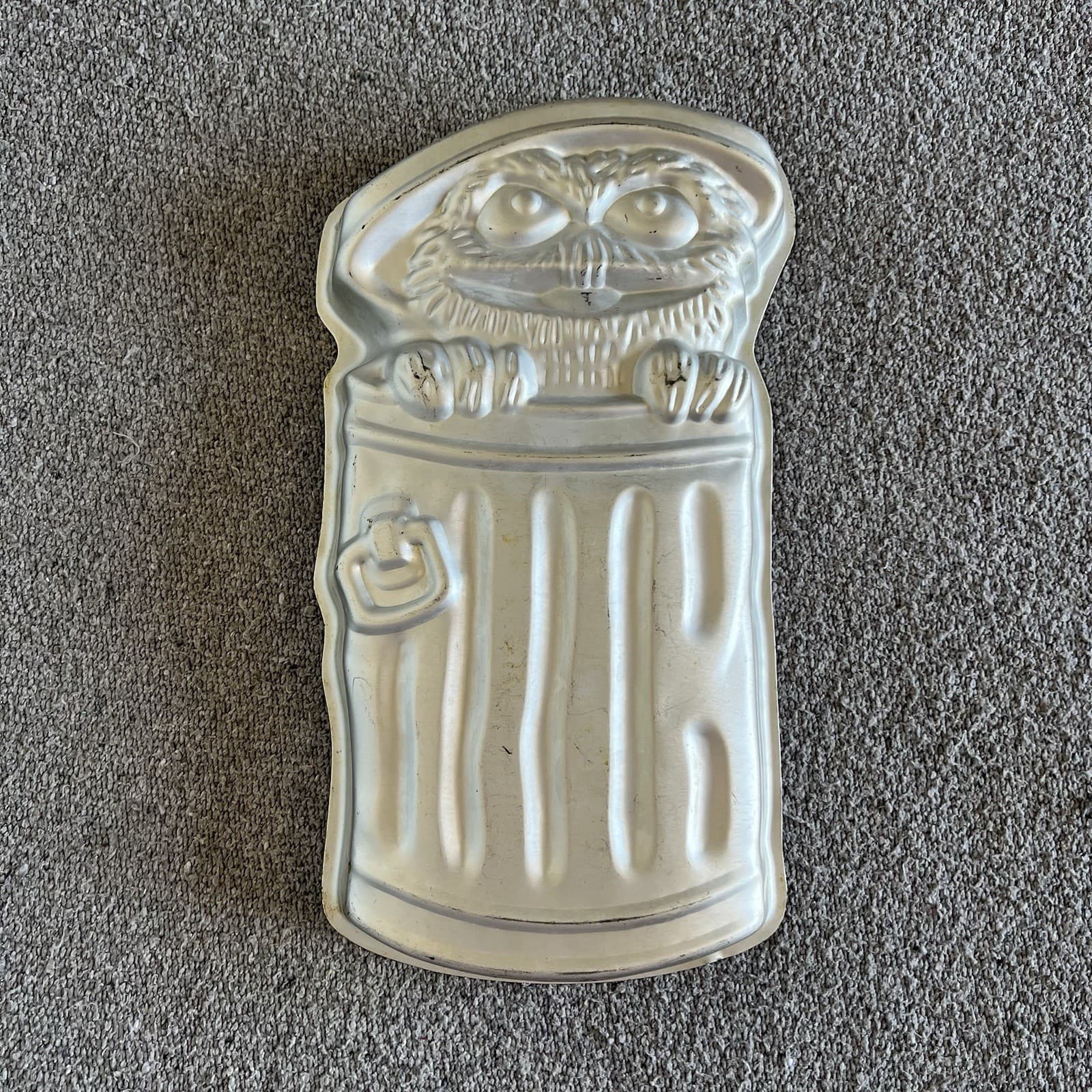 Oscar the Grouch Sesame Street Wilton Cake Tin 3D Mold Vintage Baking Dish — photo 3 of 5