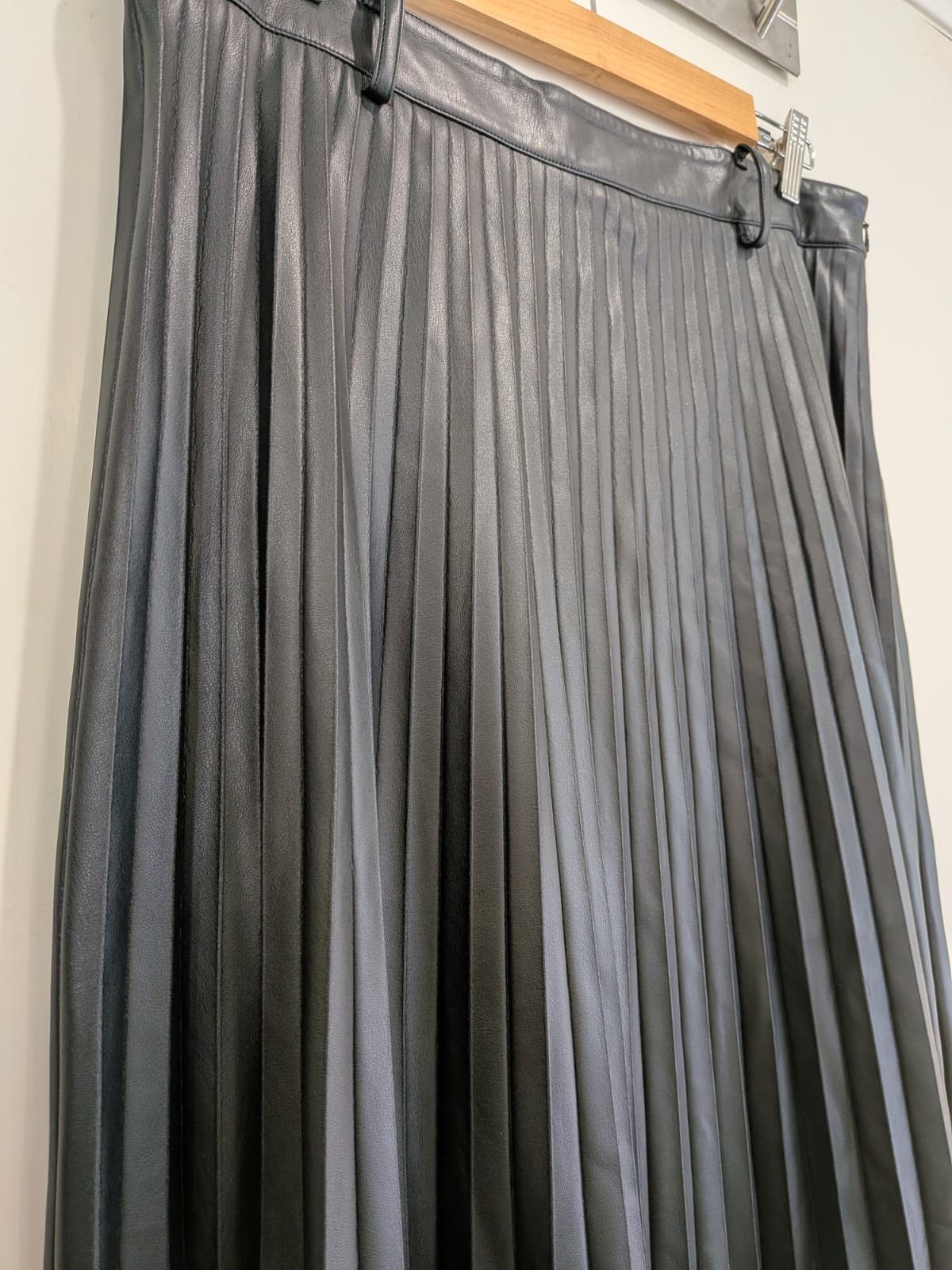Portmans Vegan Leather Pleated Midi Skirt Black Size 14 High Waist — photo 5 of 14
