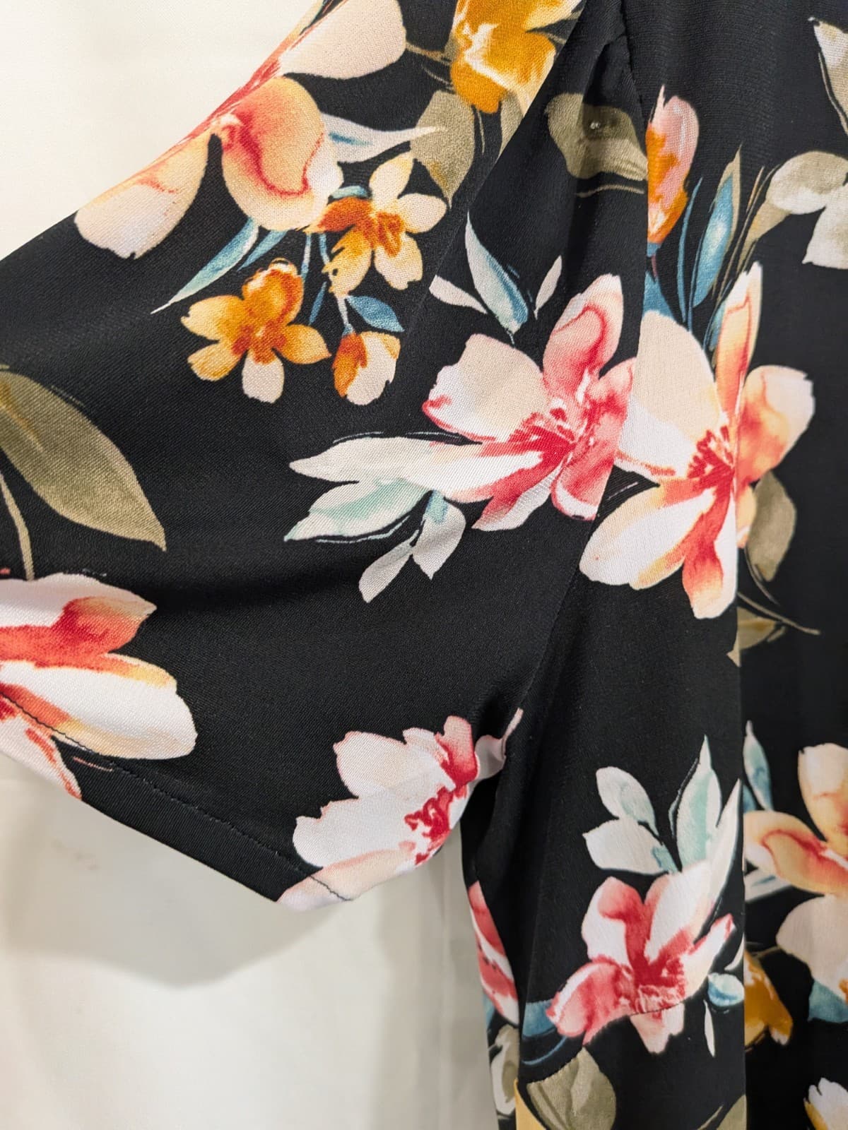 Leina & Fleur Floral Top Size 14 Black Pink Stretch V Neck Short Sleeve Blouse — photo 5 of 7