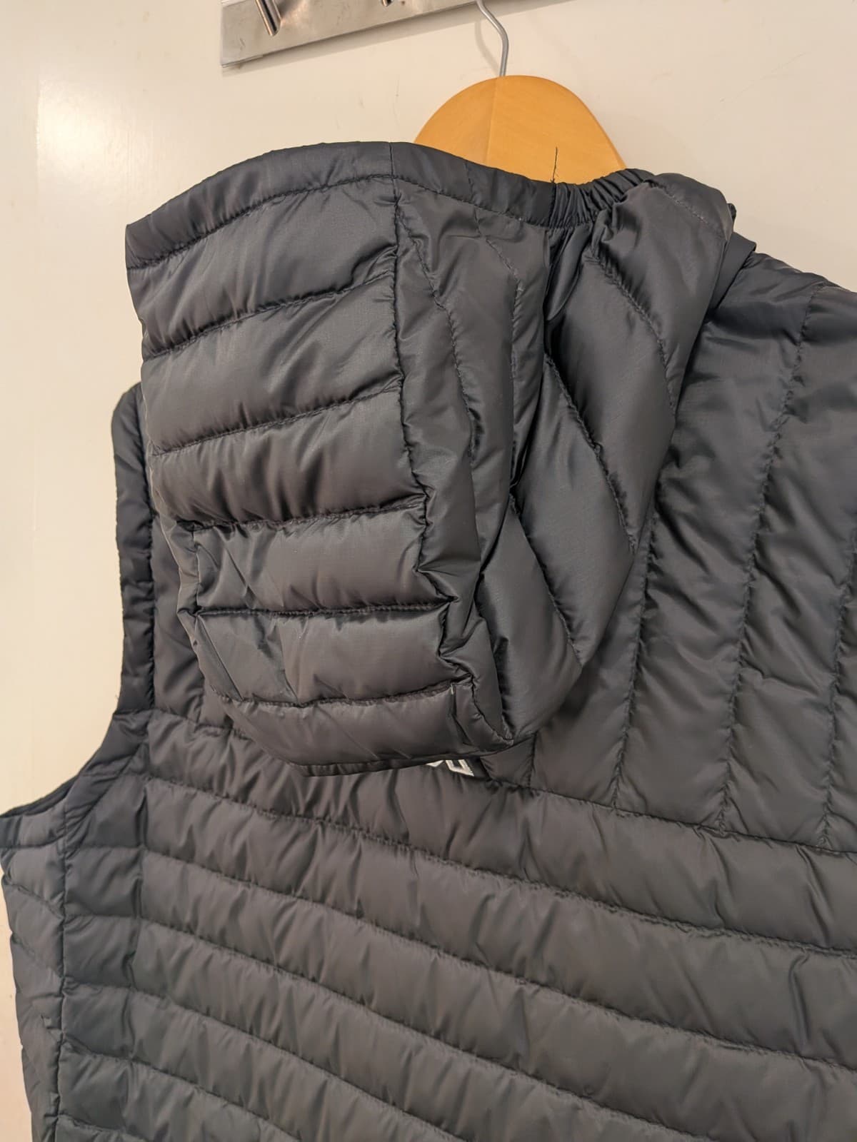 Kathmandu Heli Hooded Down Vest Mens XL Black 600 Fill Puffer Hiking Outdoor — photo 11 of 12