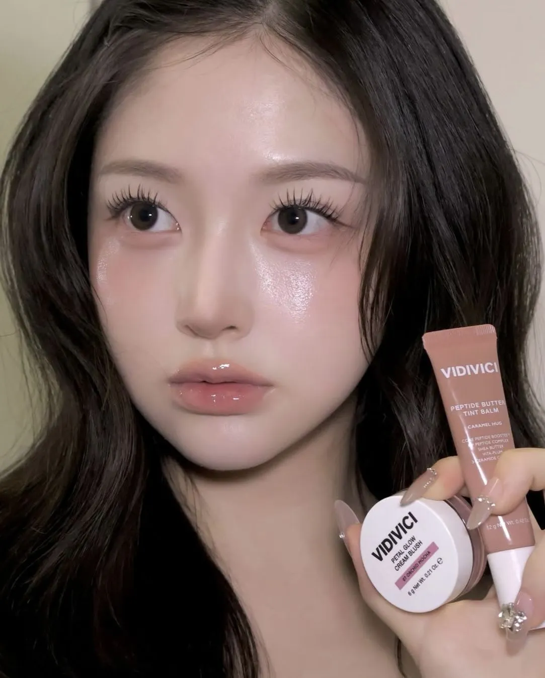 Ulzzang aesthetic — The dewy, plump skin, gradient lip, and subtle 'puppy-dog' eyeliner are perfectly represented, aligning with the core makeup description of Ulzzang.